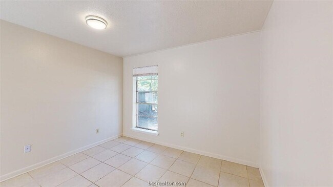 Building Photo - 916 Navarro Dr