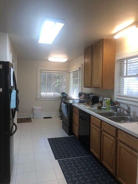 Kitchen & eating nook (perfect for morning coffee looking over deck and up at 100' + Cedar Trees - 8528 SW 35th Ave