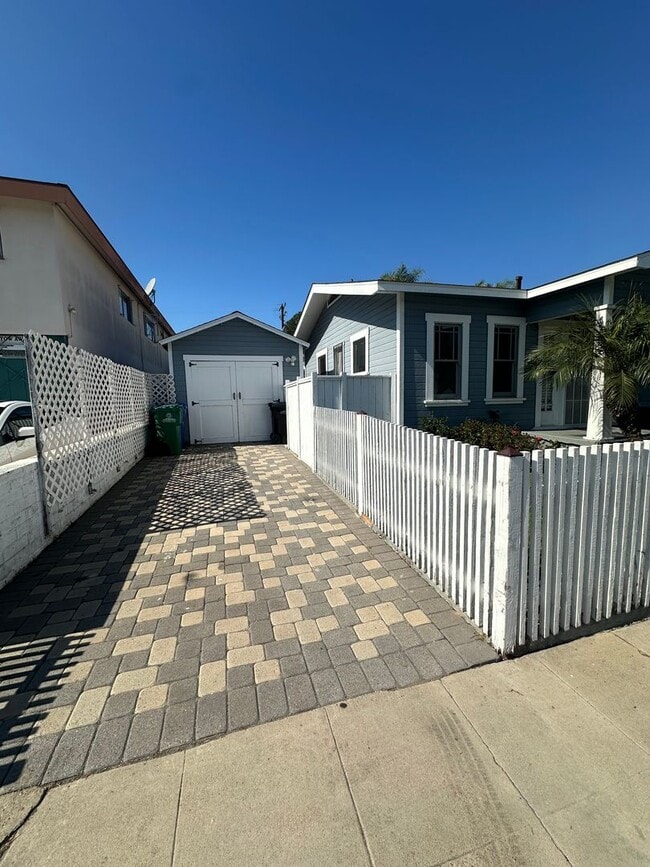 Building Photo - Quaint Craftsman House w/Garage, fenced yard, available now for 1 year lease to start!!!