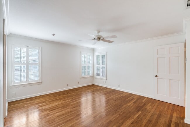 Building Photo - TERRELL HILLS 3-BEDROOM, SINGLE STORY
