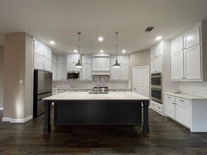 Building Photo - 1400 Daisy Corner Dr