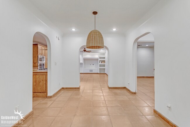 Building Photo - Charming 3Bdm 2Ba Home with Gated Entry an...