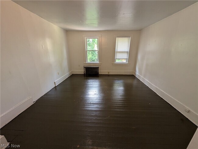 Building Photo - 339 Harris St