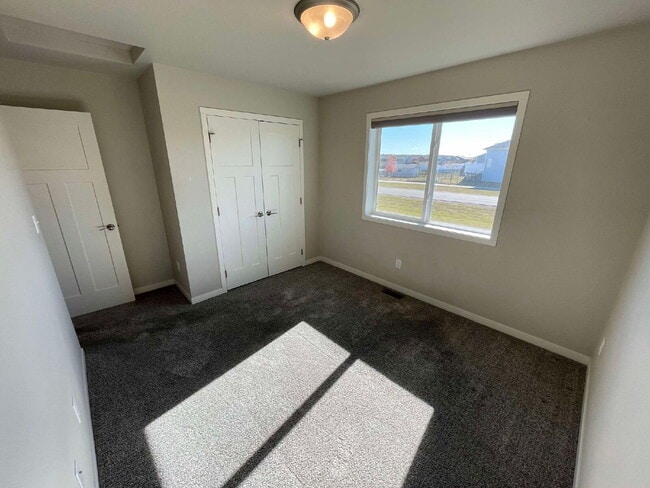 Building Photo - Spacious 4-Bed, 2-Bath Split-Level Townhome with Attached Heated Garage