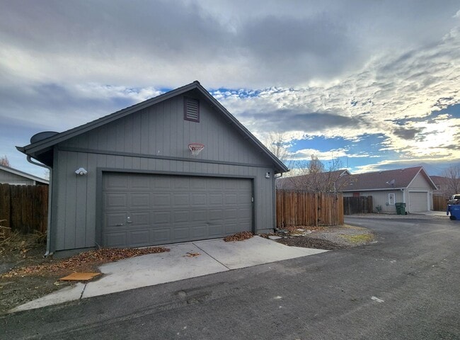 Building Photo - 4 Bedroom Home in Gardnerville For Rent