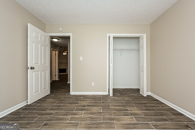Building Photo - 402 Hawthorne Cir