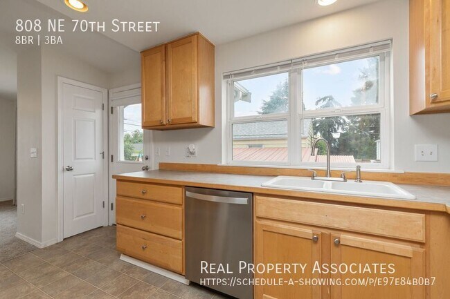 Building Photo - 808 NE 70th St