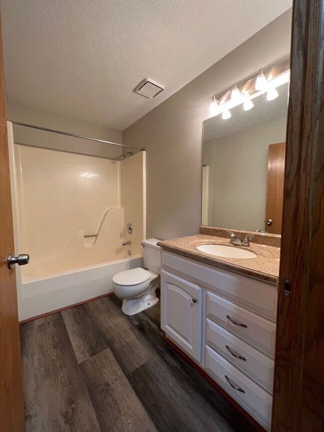 Building Photo - 3 Bedroom With 4th Non-Conforming In Diamo...