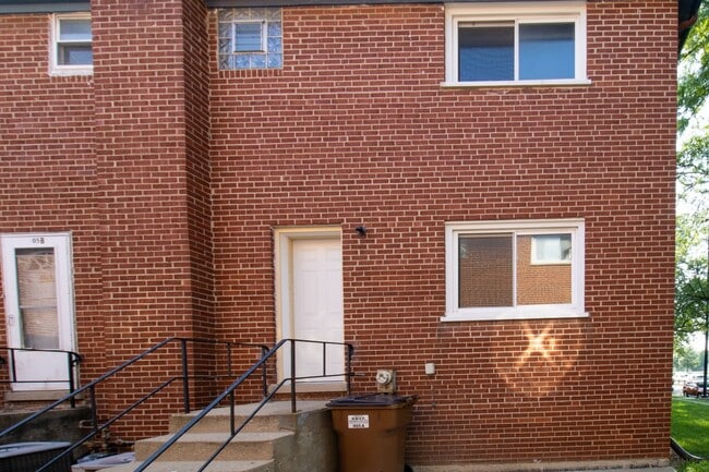 Building Photo - 905 W North Ave
