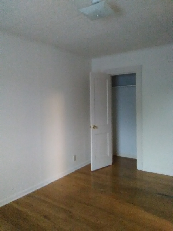 Building Photo - 2114 Oakridge Dr