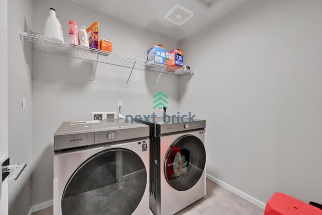 Building Photo - 4 BED & 2.5 SINGLE FAMILY HOUSE FOR RENT