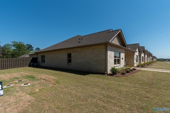 Building Photo - 400 Ronnie Drive SE
