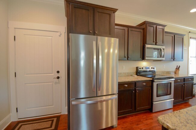 Building Photo - Cozy 3 Bedroom, 2 Bath, Fenced in Backyard in the Neighborhoods of Holly Ridge