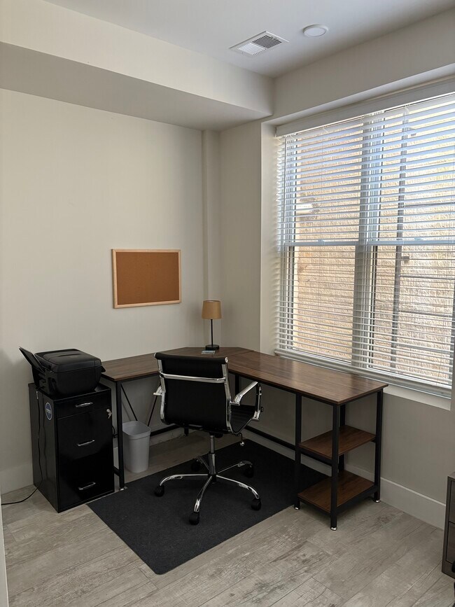 Building Photo - 2556 University Pl NW