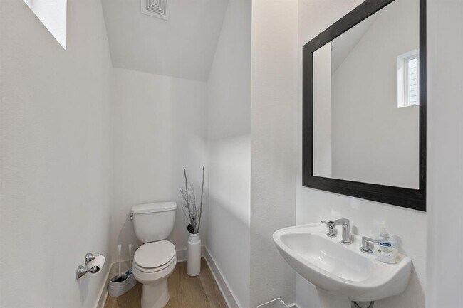 Building Photo - 6101 Florencia Ln