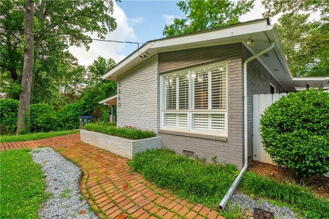 Building Photo - 3860 Carlton Dr