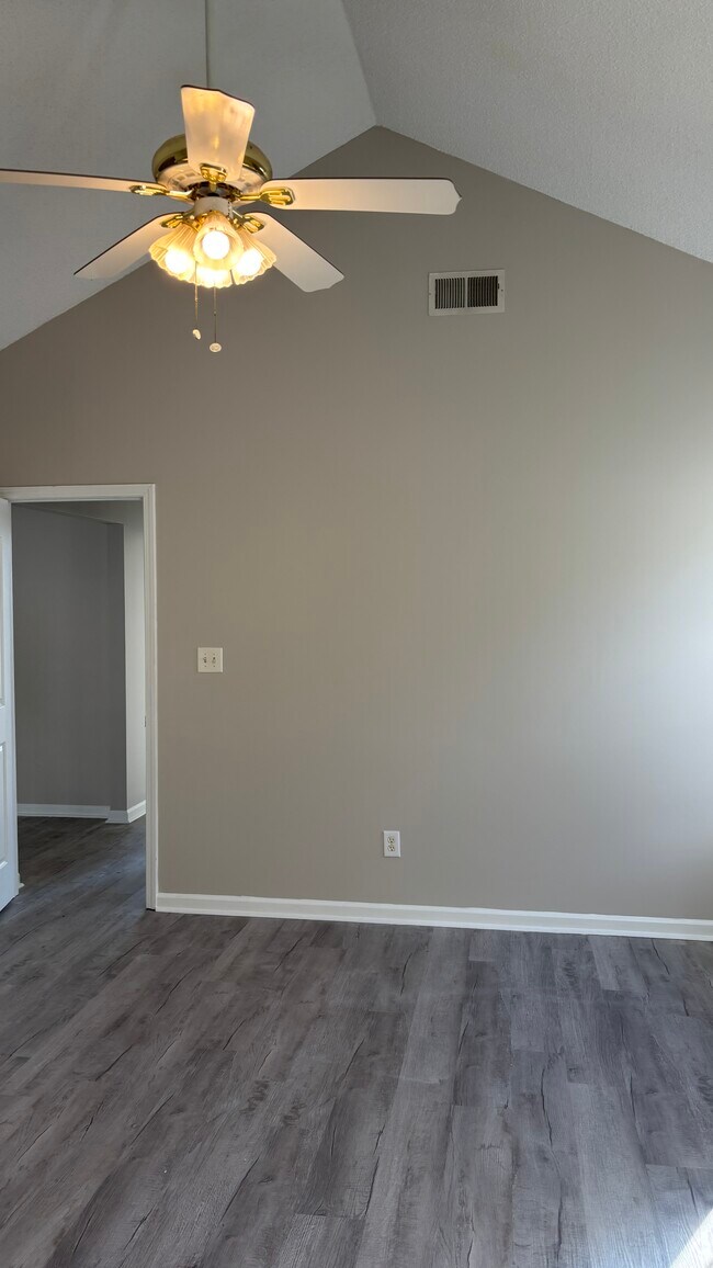 Building Photo - 12045 Evergreen Hollow Dr