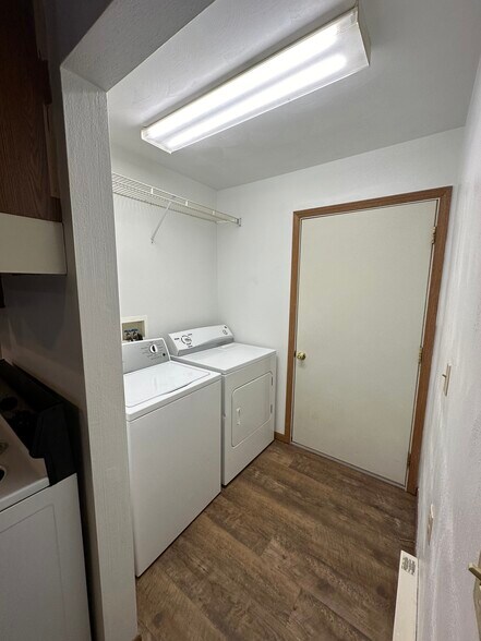 Building Photo - 1072 Lakeshore Dr