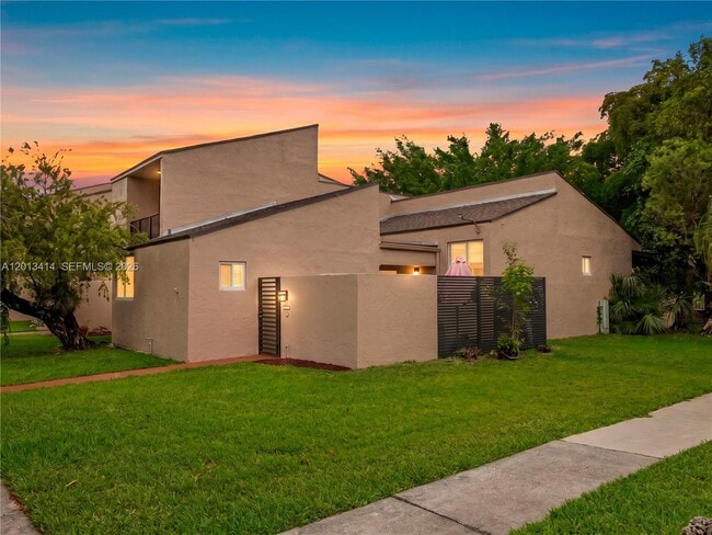 Building Photo - 9133 Fontainebleau Blvd