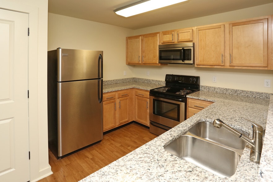 1BR, 1BA - 665 SF - Kitchen - Lakewood Park