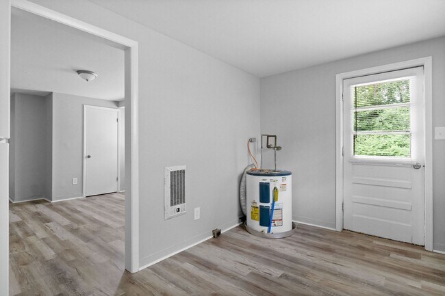 Building Photo - 427 Circle Dr