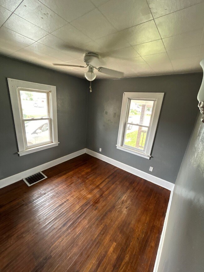 Building Photo - 704 E Renrose Ave