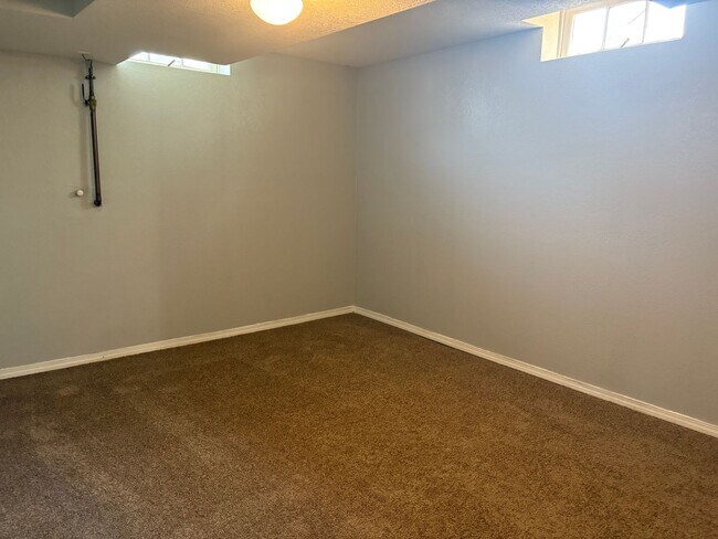 Building Photo - 2 Bedroom / 1 Bath House & bonus room