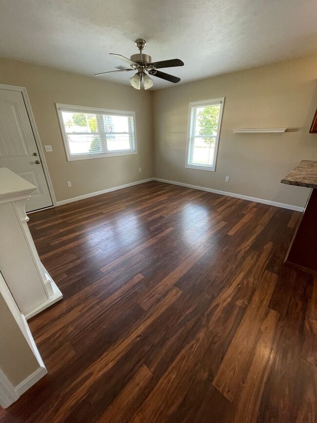 Building Photo - Single Family Home 2 bed For Rent in Quiet Neighborhood in SE Erie!