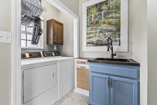 Building Photo - Peaceful and Luxury Living on 3+ Acres