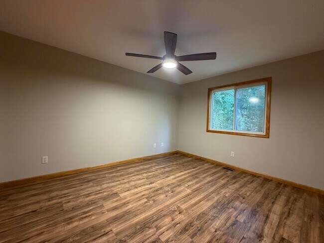 Building Photo - 122 Summit Dr