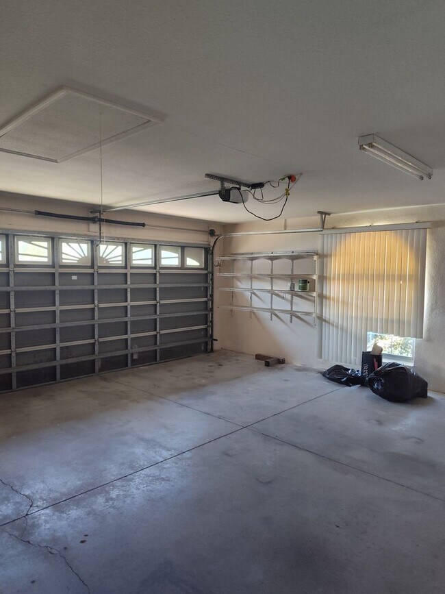 Building Photo - Oak Crest – 4BR/3BA Home with Covered Pati...