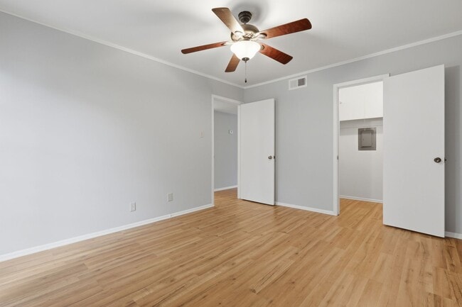 Building Photo - 8702 Village Dr