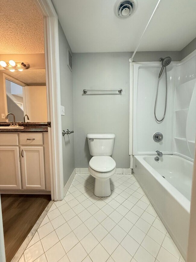 Building Photo - Bellevue!  2 Bedroom / 2 Bath House w/ Loft!  Renovated - Pet Friendly
