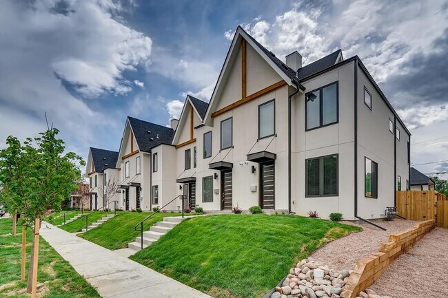 Building Photo - Beautiful + Spacious 2 Bed Townhome