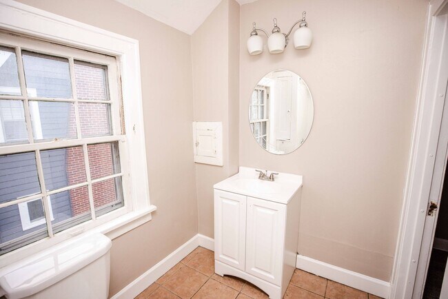 Building Photo - Three bedroom one bath home available for rent located in Library Disctrict West Toledo!