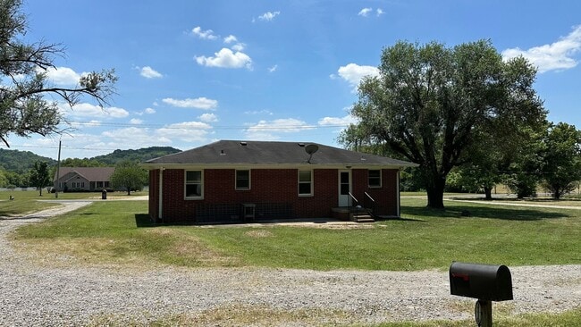 Building Photo - Charming farmhouse in Franklin, TN!