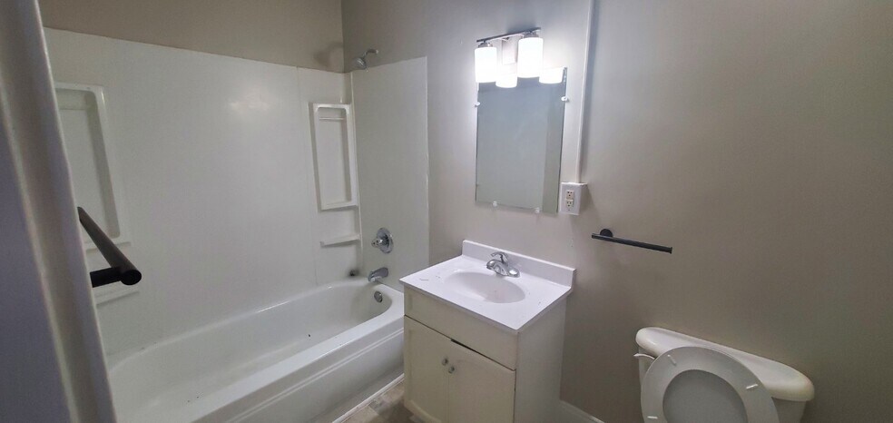 Building Photo - 527 Tedesco St