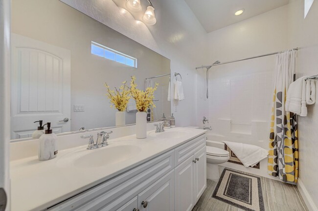 Building Photo - Luxury Single Story 3 Bedroom!