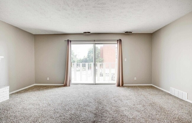 Building Photo - Walking distance to UNMC - Just open!