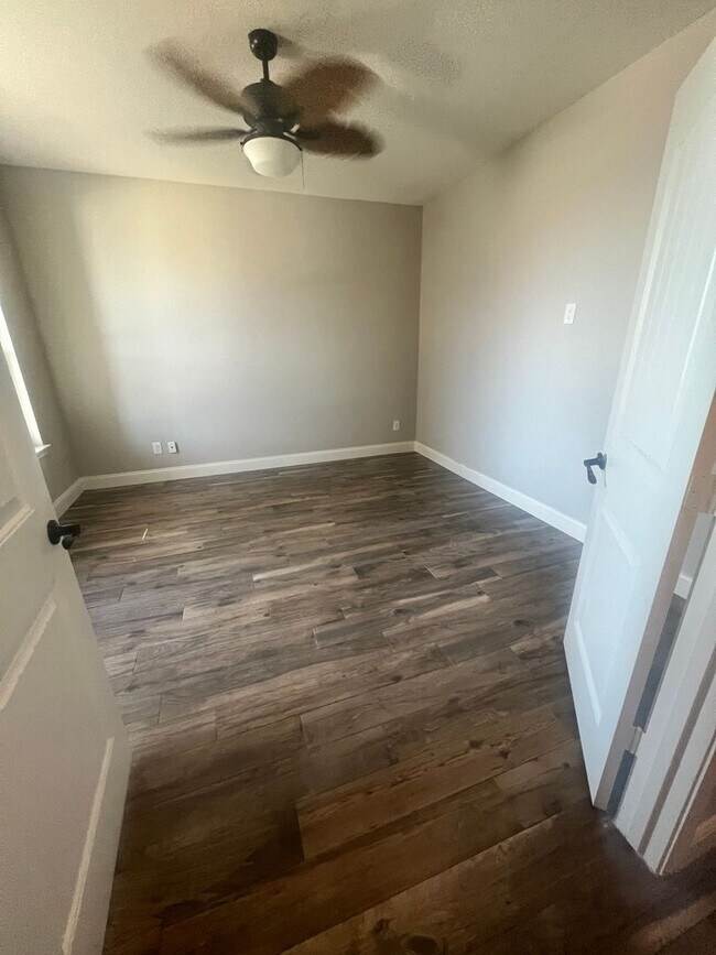 Building Photo - Rare Huge 5 Bedroom in Leander, TX