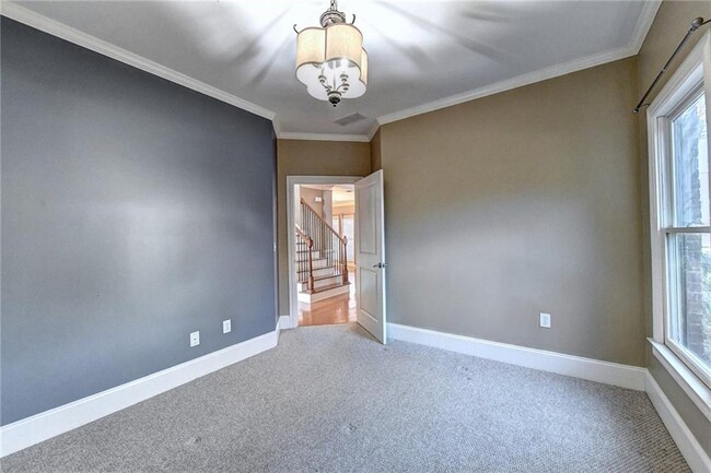 Building Photo - 5570 Viewpoint Ct