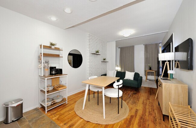 Building Photo - 388 W 38th St