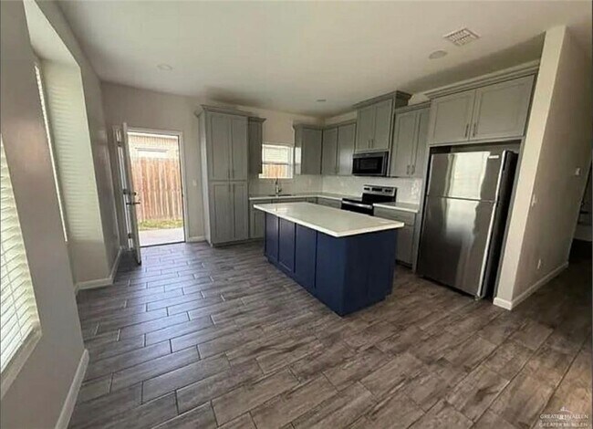 Building Photo - 20 Swallow Ave