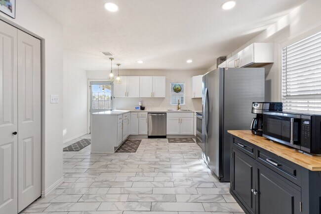 Building Photo - Updated Garland Home