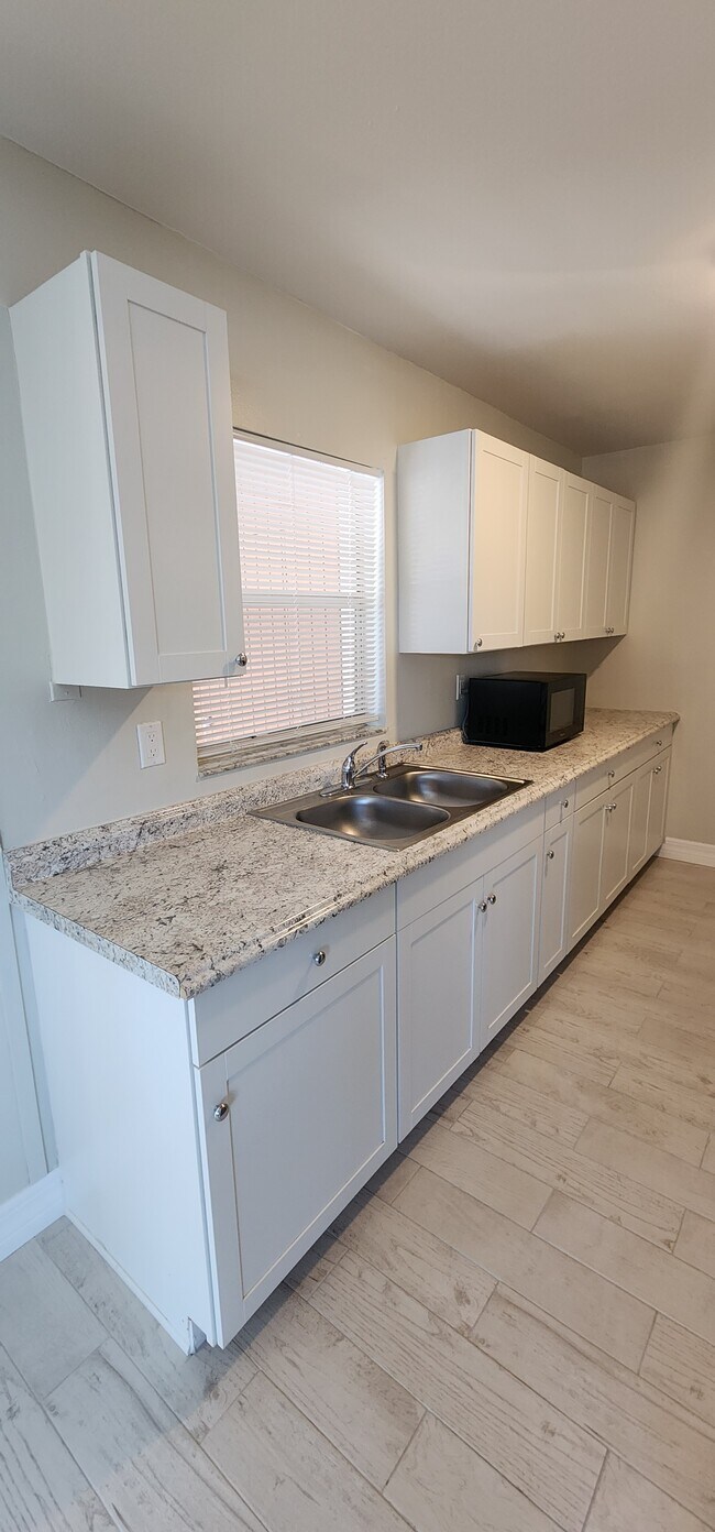 Building Photo - 369 Diamond St