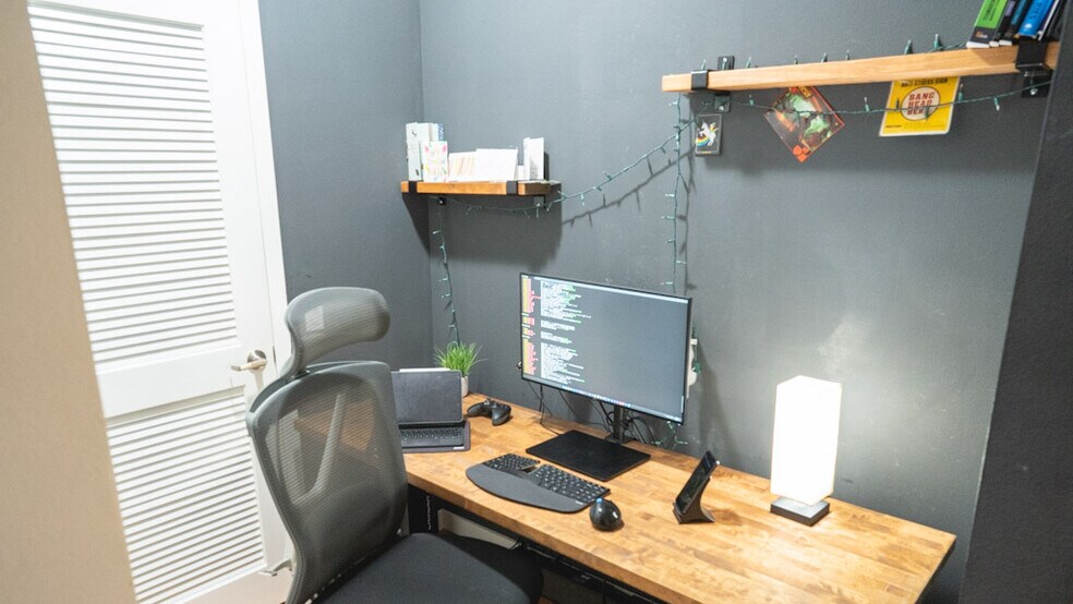 Cozy corner nook for work or wardrobe - 375 Kirkland Ave