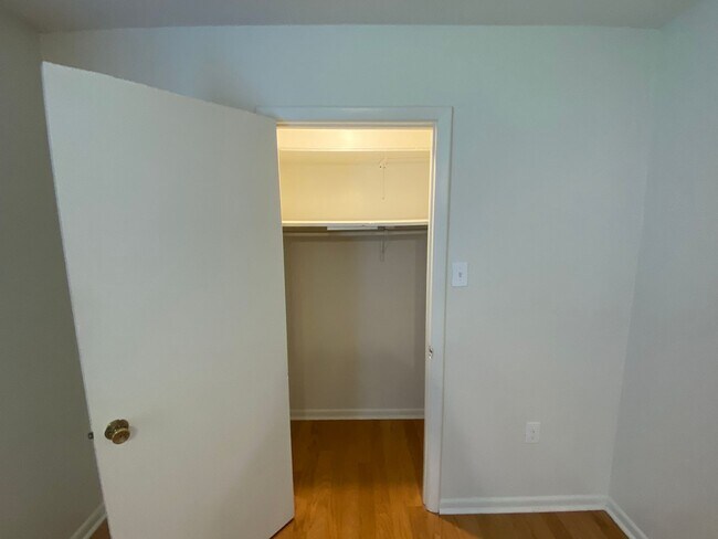 Building Photo - Lovely 1 Bedroom Apartment Near Duke West and Hospital