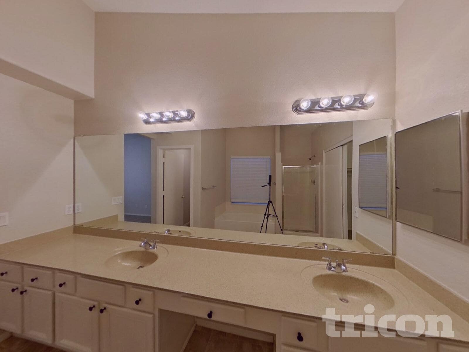 Building Photo - 1411 W Villa Theresa Dr