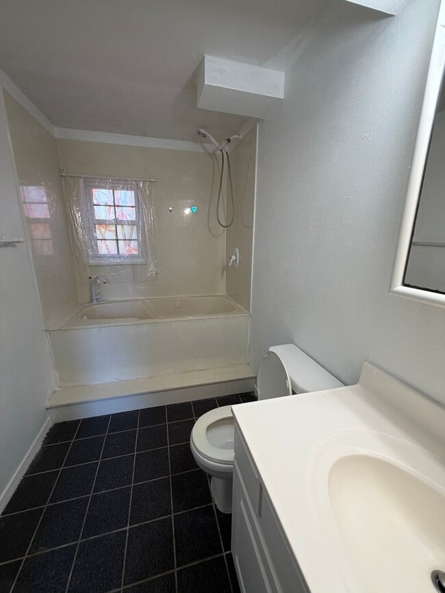 Building Photo - 4 bed | 2 bath Home for Rent