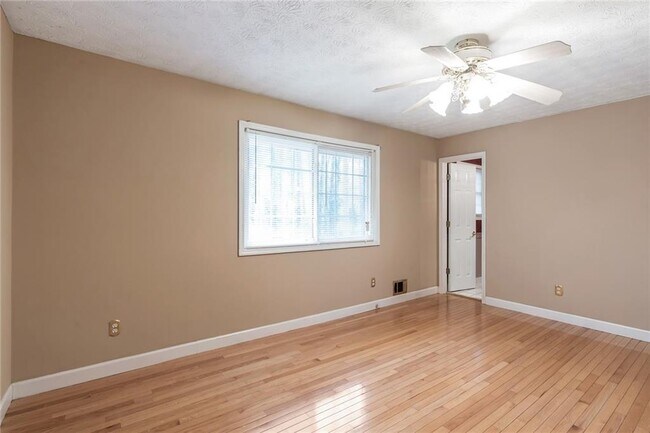 Building Photo - 131 Arrowood Ln
